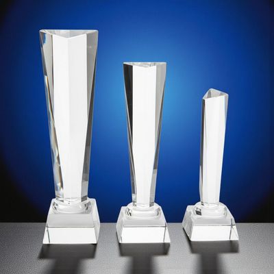 Kristallständer Clear aus klarem Kristallglas mit facettiertem Körper und massivem Glasfuß