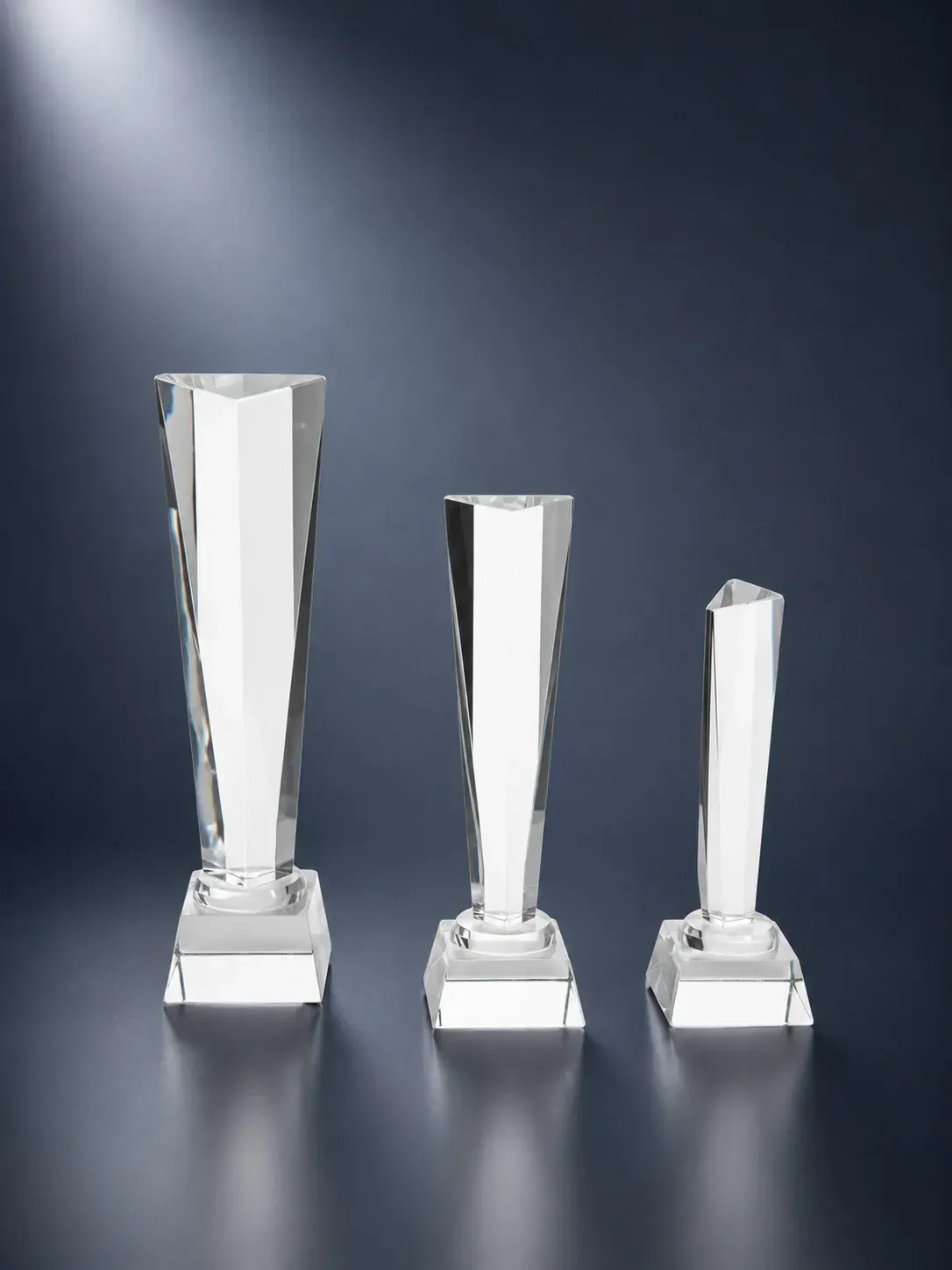 Kristallständer Kristallständer Clear aus klarem Kristallglas mit facettiertem Körper und massivem Glasfuß