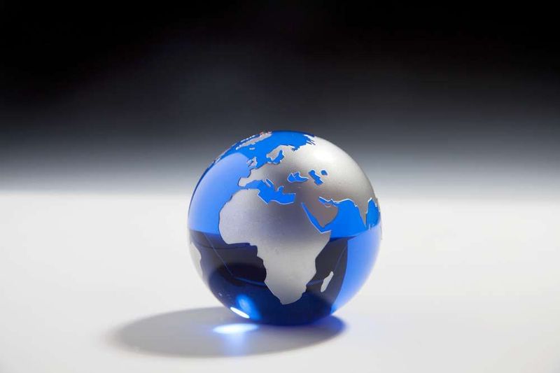 Kristallglas-Weltkugel Ø 8 cm aus massivem Kristallglas, rund mit integrierter Stellfläche