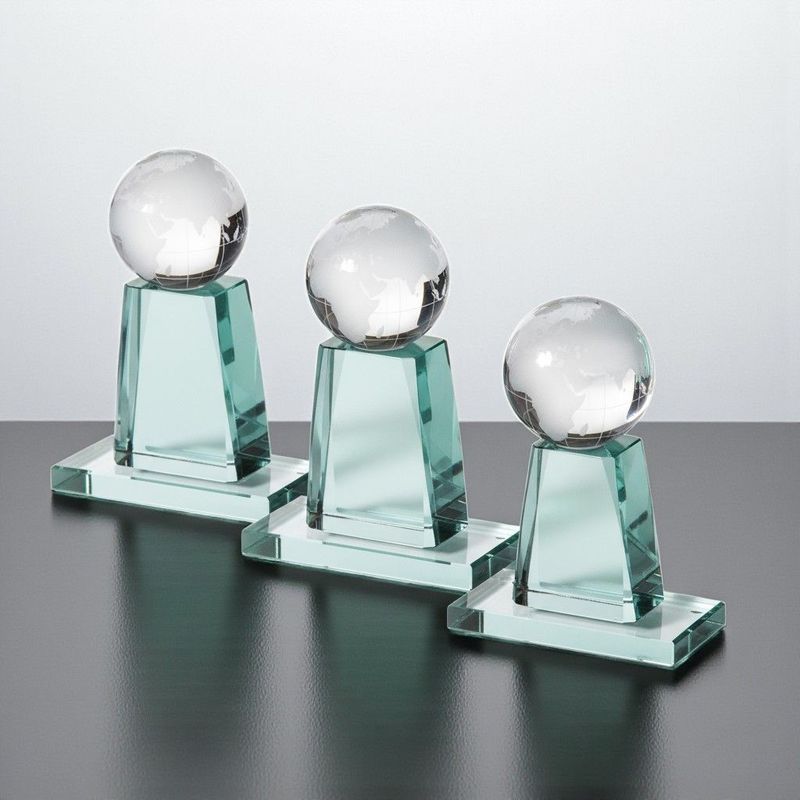 Jadeglas-Trophäe mit klarer Glaskugel auf facettiertem Sockel aus grün getöntem Glas