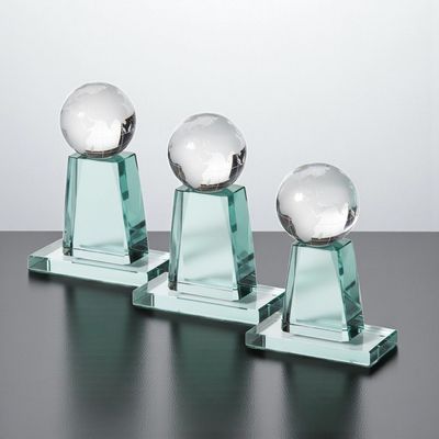 Jadeglas-Trophäe mit klarer Glaskugel auf facettiertem Sockel aus grün getöntem Glas