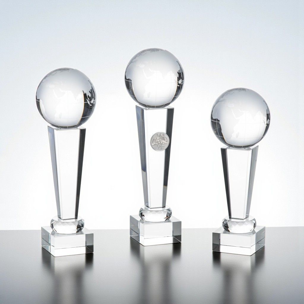 Glastrophäe Cool Earth mit klarer Weltkugel Ø 8 cm auf schlankem Glaskörper und massivem Glassockel