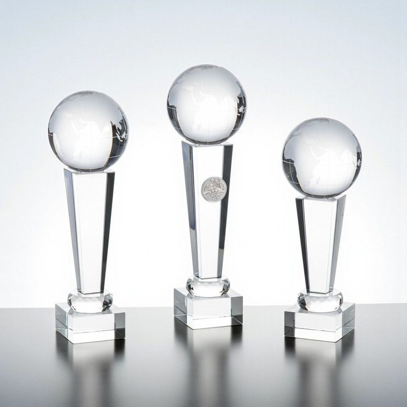 Glastrophäe Cool Earth mit klarer Weltkugel Ø 8 cm auf schlankem Glaskörper und massivem Glassockel