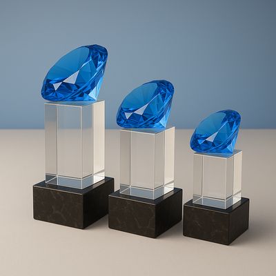 Kristallblock mit Glasdiamant auf Marmorsockel aus Kristallglas und Marmor, hochwertige Auszeichnung