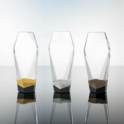 Kristalltrophäe Kristall Glastrophäe mit facettierter Form und Glitzer-Sockeleinsatz in Gold, Silber oder Bronze