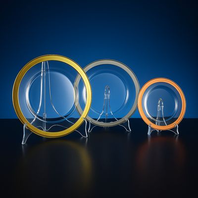 Kristallglasteller mit handbemaltem Rand in Gold, Silber und Bronze auf Telleraufsteller