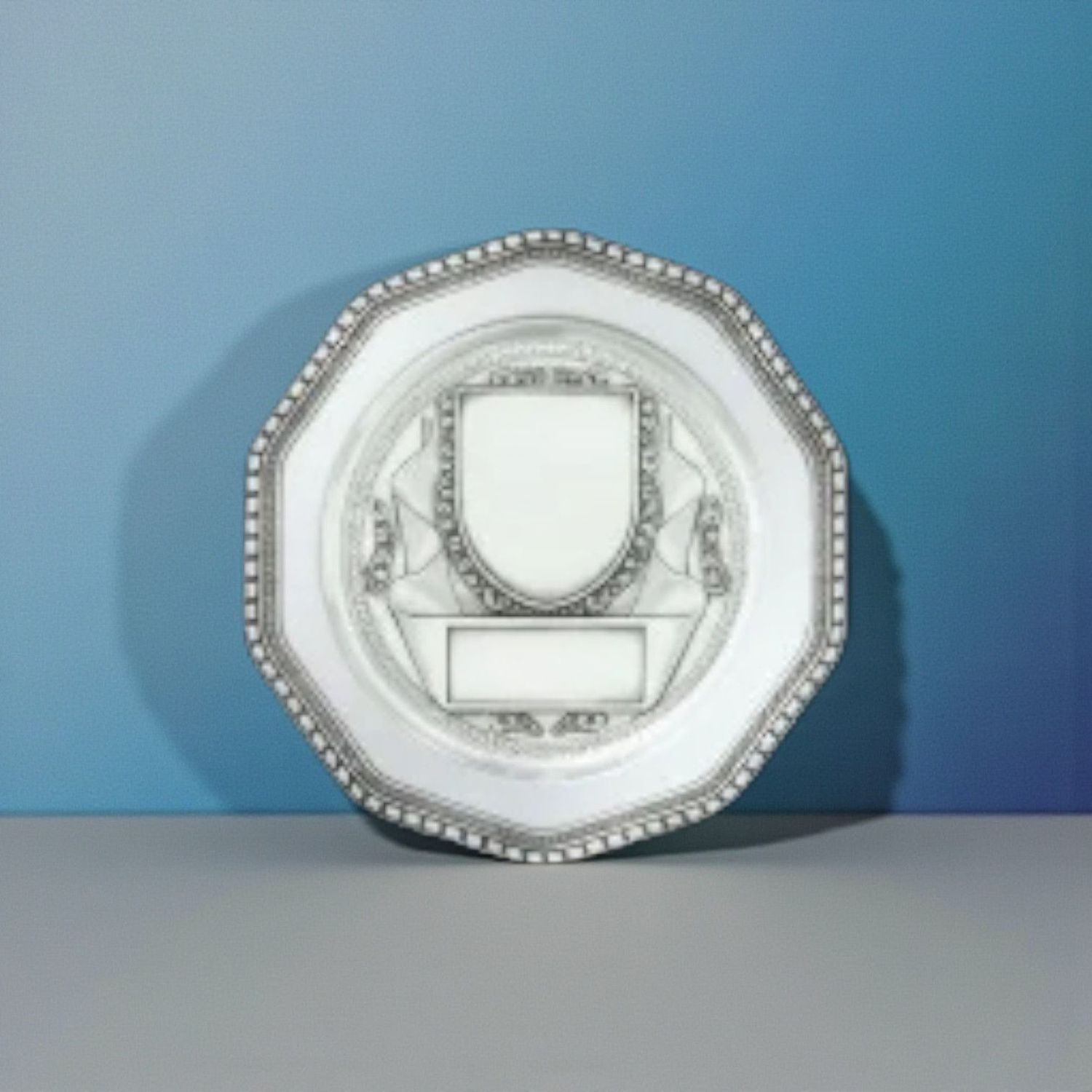 Ehrenteller Zinn Ø 23 cm, ab € 119,00 Klassischer Ehrenteller aus Zinn mit achteckiger Form und dekorativem Rand