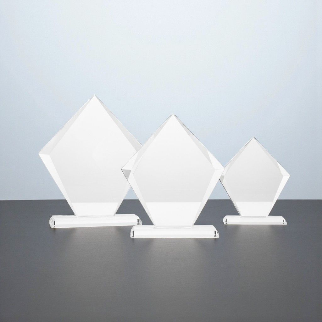 Glastrophäe mit Facettenschliff ab € 29,00 Klare Glastrophäe mit Facettenschliff und Glasstandfuß in drei Größen