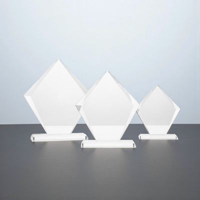 Klare Glastrophäe mit Facettenschliff und Glasstandfuß in drei Größen