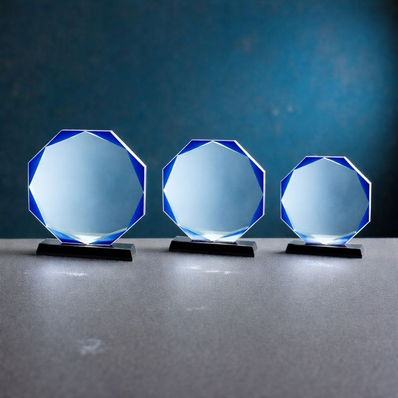 Glastrophäe Saturn mit blauem Rand auf schwarzem Glassockel