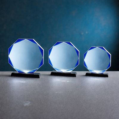 Glastrophäe Saturn mit blauem Rand auf schwarzem Glassockel