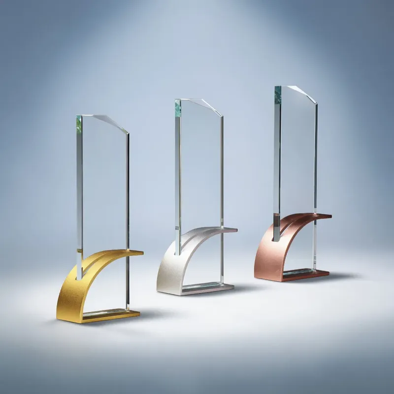 Kristalltrophäe mit Metallständer in Gold, Silber und Bronze, moderne Glasform, 25,5 cm