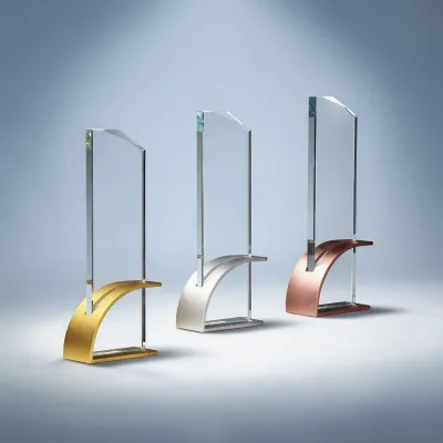 Kristalltrophäe mit Metallständer in Gold, Silber und Bronze, moderne Glasform, 25,5 cm