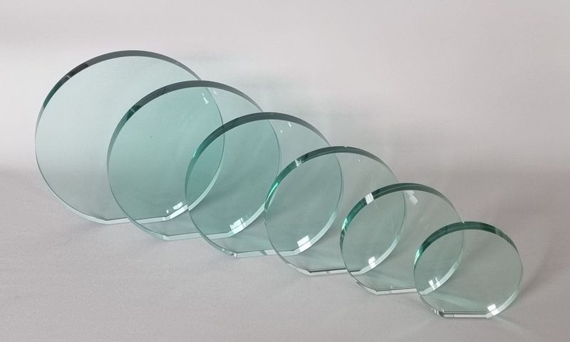 Runde Jadeglastrophäe aus Glas ohne Sockel, stehend auf Schnittfläche, verschiedene Größen