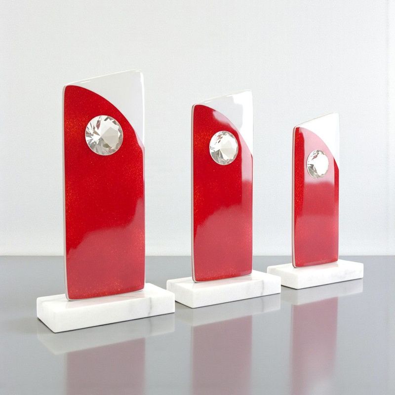 Glastrophäe mit Glasdiamant und Marmorsockel in Rot, moderne Glasausführung