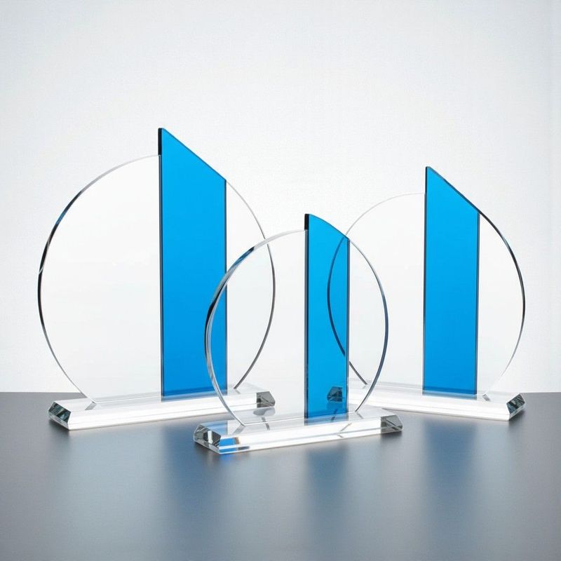 Kristallglastrophäe mit blauem Glassegment und Glasfuß, moderne Glasform, verschiedene Höhen