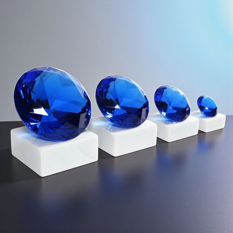 Blauer Glasdiamant mit präzisem Schliff in vier Größen, wahlweise auf Marmorsockel oder in Box