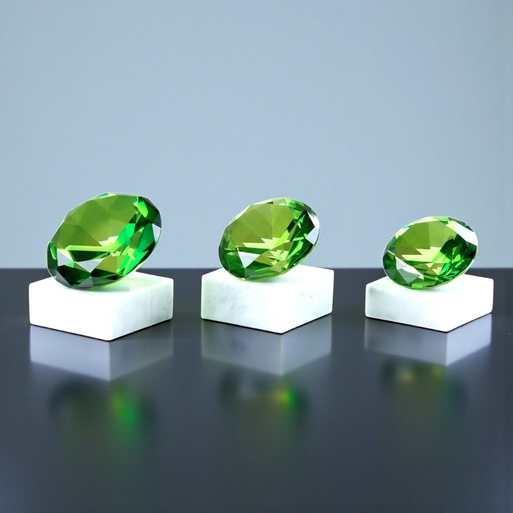 Glasdiamant Grün auf Marmorsockel oder in Geschenkbox, ab € 20,00 Grüner Glasdiamant mit facettiertem Schliff, wahlweise auf Marmorsockel oder in Geschenkbox