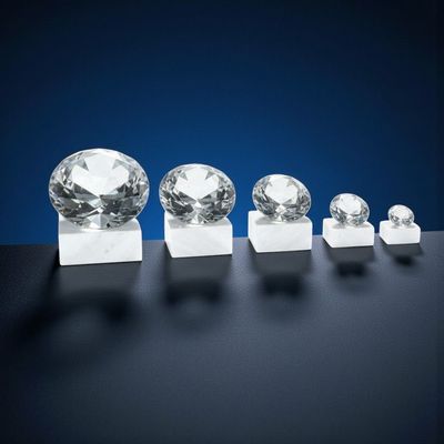 Klarer Glasdiamant mit Facettenschliff in fünf Größen, wahlweise auf Marmorsockel oder in Box