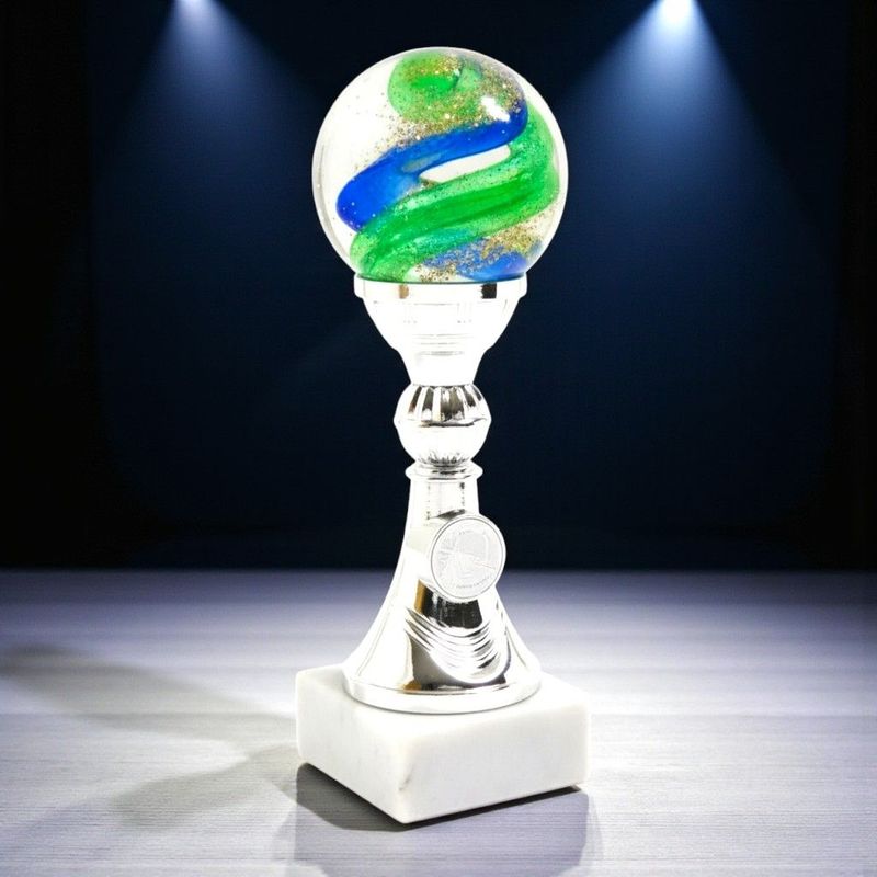 Traumkugel-Trophy Luminis mit farbiger Glaskugel und weißem Sockel in verschiedenen Höhen