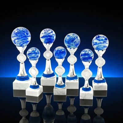 Traumkugel-Trophy Celestia mit farbiger Glaskugel und weißem Sockel in verschiedenen Höhen