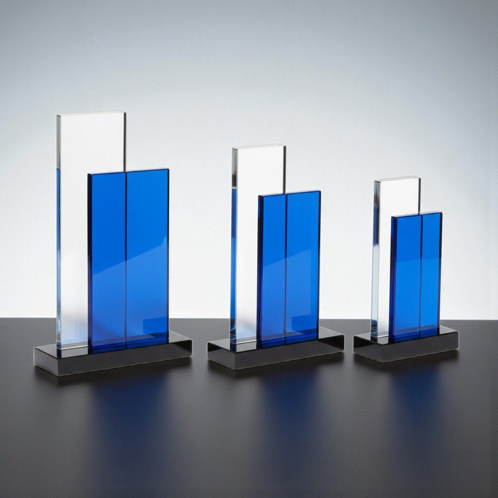 Kristall-Glastrophäe Giovanni mit blauer Glasplatte auf schwarzem Glassockel