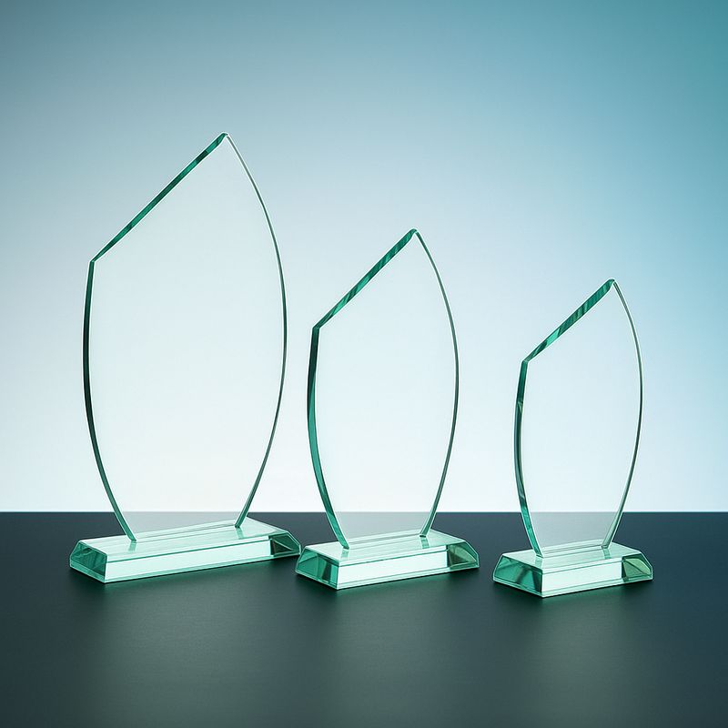 Jadeglas-Trophäe mit geschwungener Form aus grünem Glas auf graublauem Hintergrund.