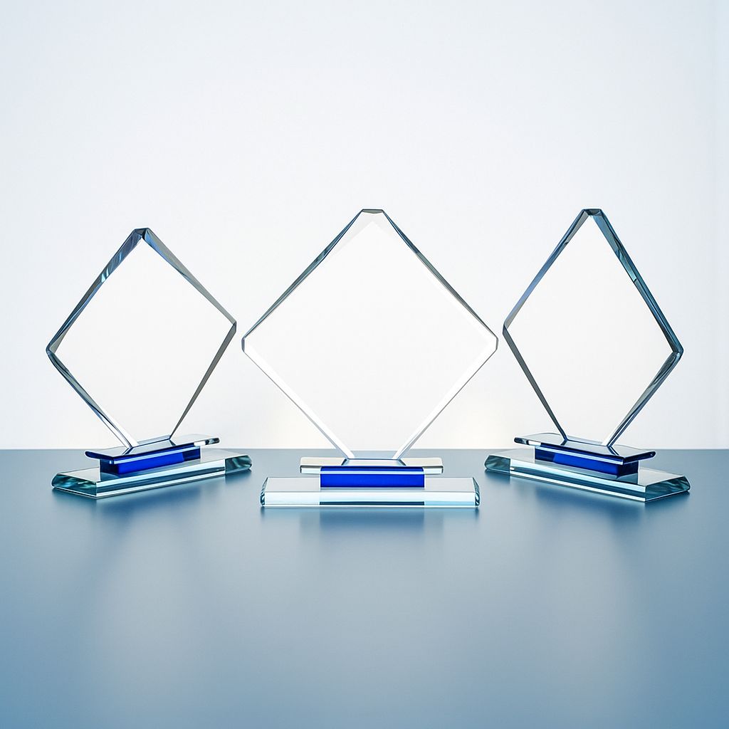 Quadratische Glastrophäe aus klarem Glas mit blauen Element im Sockel