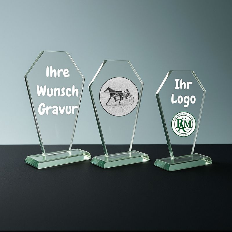 Jadeglas-Trophäe mit Facettenschliff und Emblemträger aus grünem Glas auf graublauem Hintergrund.