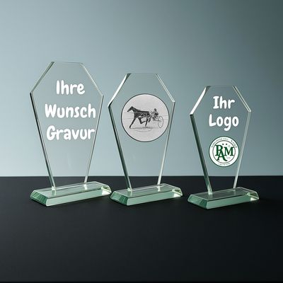 Jadeglas-Trophäe mit Facettenschliff und Emblemträger aus grünem Glas auf graublauem Hintergrund.