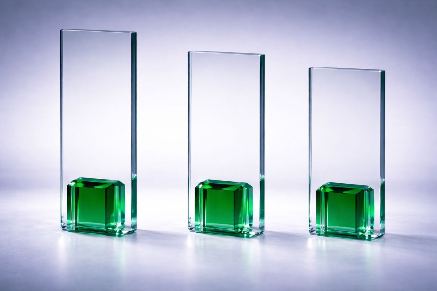 Glastrophäe "Glaswürfel" grün/blau & rot, ab € 18,90