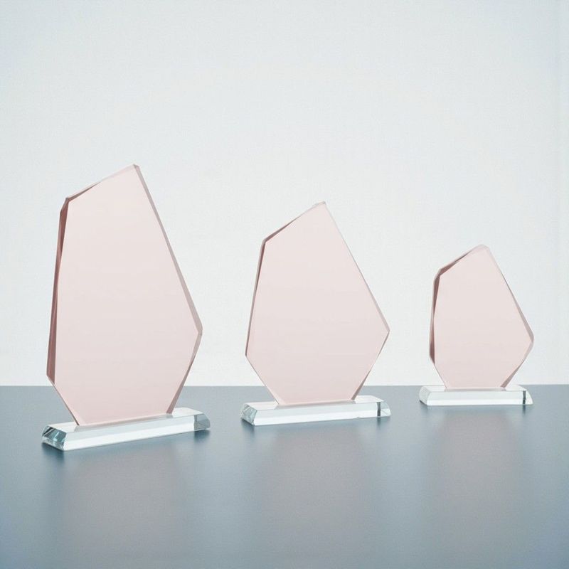 Glastrophäe in rosé  in markanter Felsform