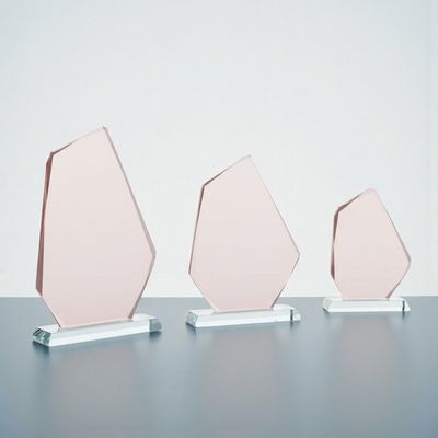 Glastrophäe in rosé  in markanter Felsform