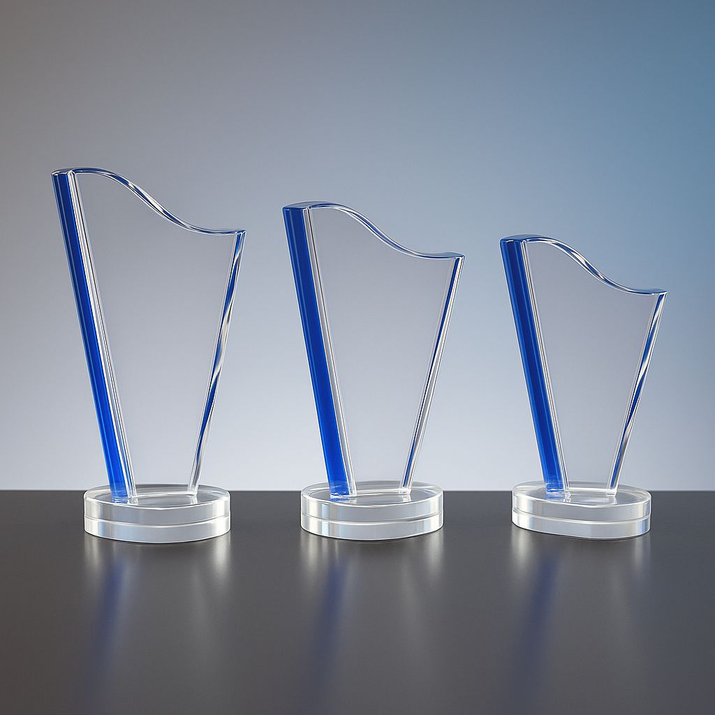 Kristallglas-Trophäe Rita mit blauem Glaselement auf rundem Klarglassockel