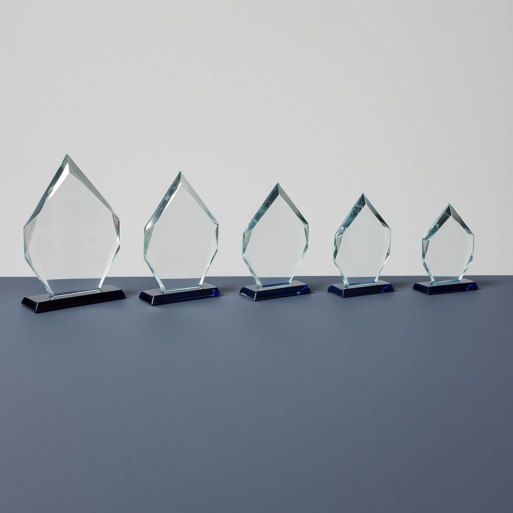 Glastrophäe Bora aus klarem Glas mit facettierter Tropfenform auf dunklem Sockel