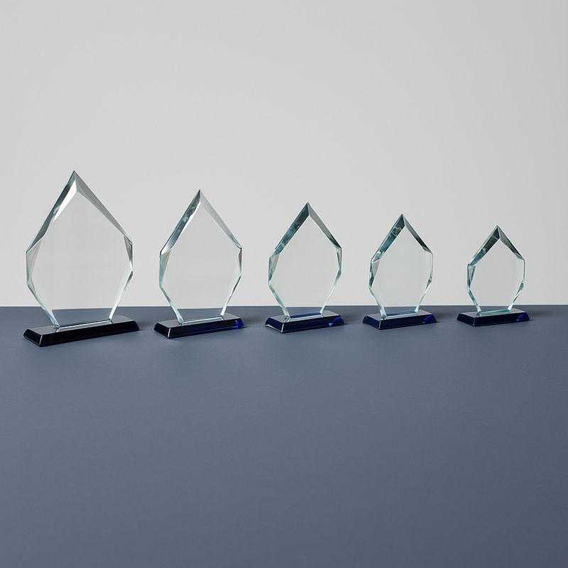 Glastrophäe Bora aus klarem Glas mit facettierter Tropfenform auf dunklem Sockel