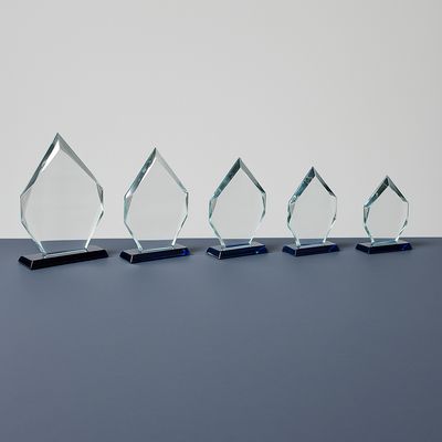 Glastrophäe Bora aus klarem Glas mit facettierter Tropfenform auf dunklem Sockel