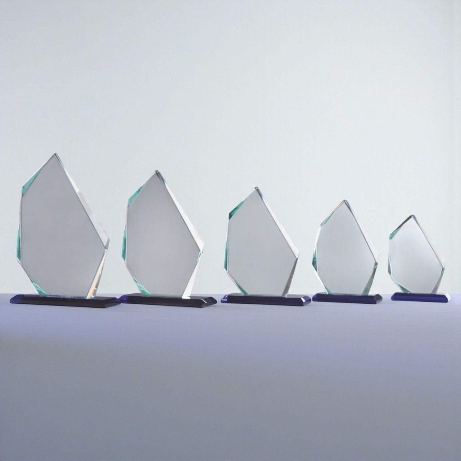 Glastrophäe Martina – 5er Serie, ab € 32,50 Moderne Glastrophäen aus 12 mm starkem Klarglas in fünf Größen auf dunklem Sockel