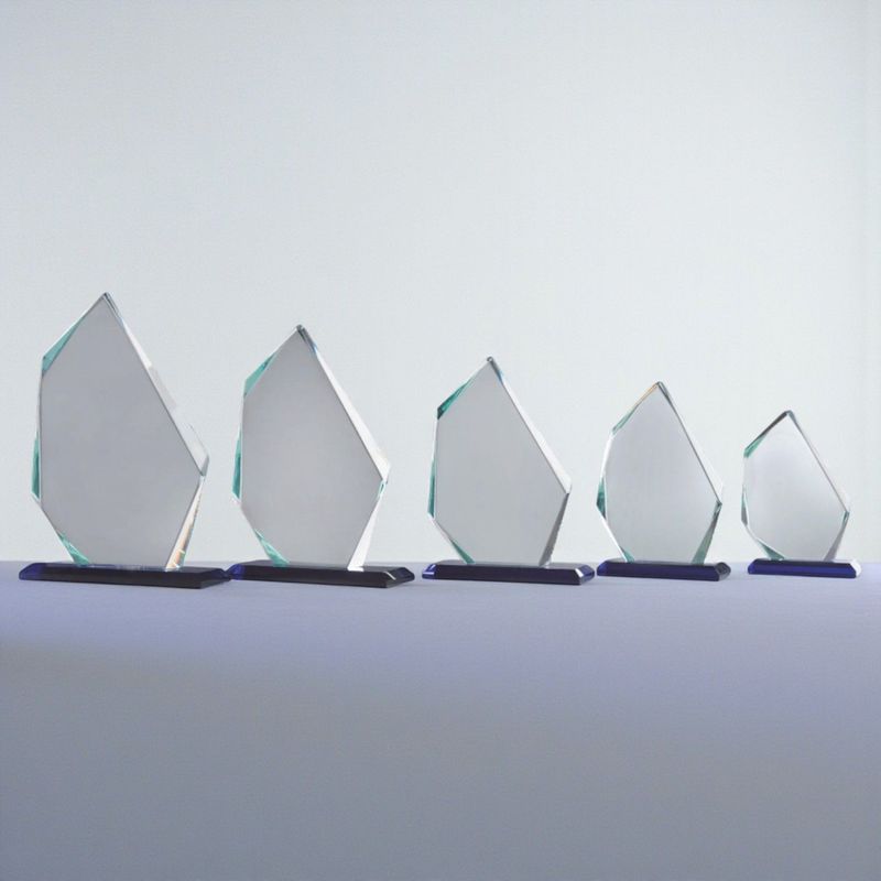 Moderne Glastrophäen aus 12 mm starkem Klarglas in fünf Größen auf dunklem Sockel