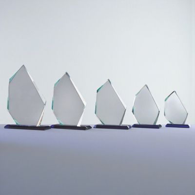 Moderne Glastrophäen aus 12 mm starkem Klarglas in fünf Größen auf dunklem Sockel