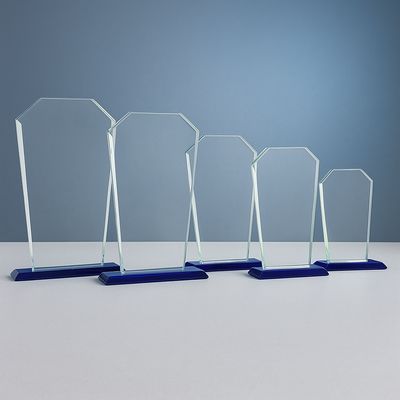 Schlanke Glastrophäen aus 12 mm Klarglas in fünf Größen auf blauem Glassockel