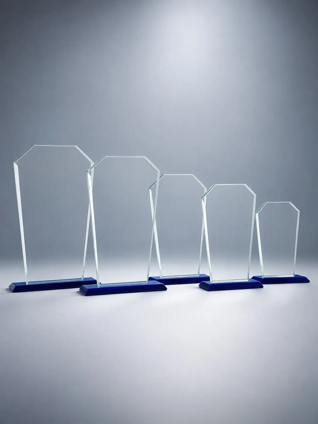 Glastrophäe Eva – 5er Serie, ab € 24,50 Schlanke Glastrophäen aus 12 mm Klarglas in fünf Größen auf blauem Glassockel