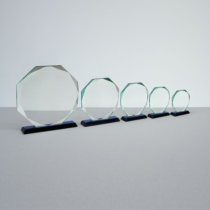 Glastrophäe Elsbethen aus 12 mm starkem Klarglas in polygonaler Form