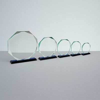 Glastrophäe Elsbethen aus 12 mm starkem Klarglas in polygonaler Form