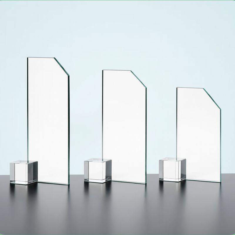 Glastrophäen der Serie Dadi aus klarem Glas mit abgeschrägter Oberkante und Glaswürfel-Sockel in drei Größen