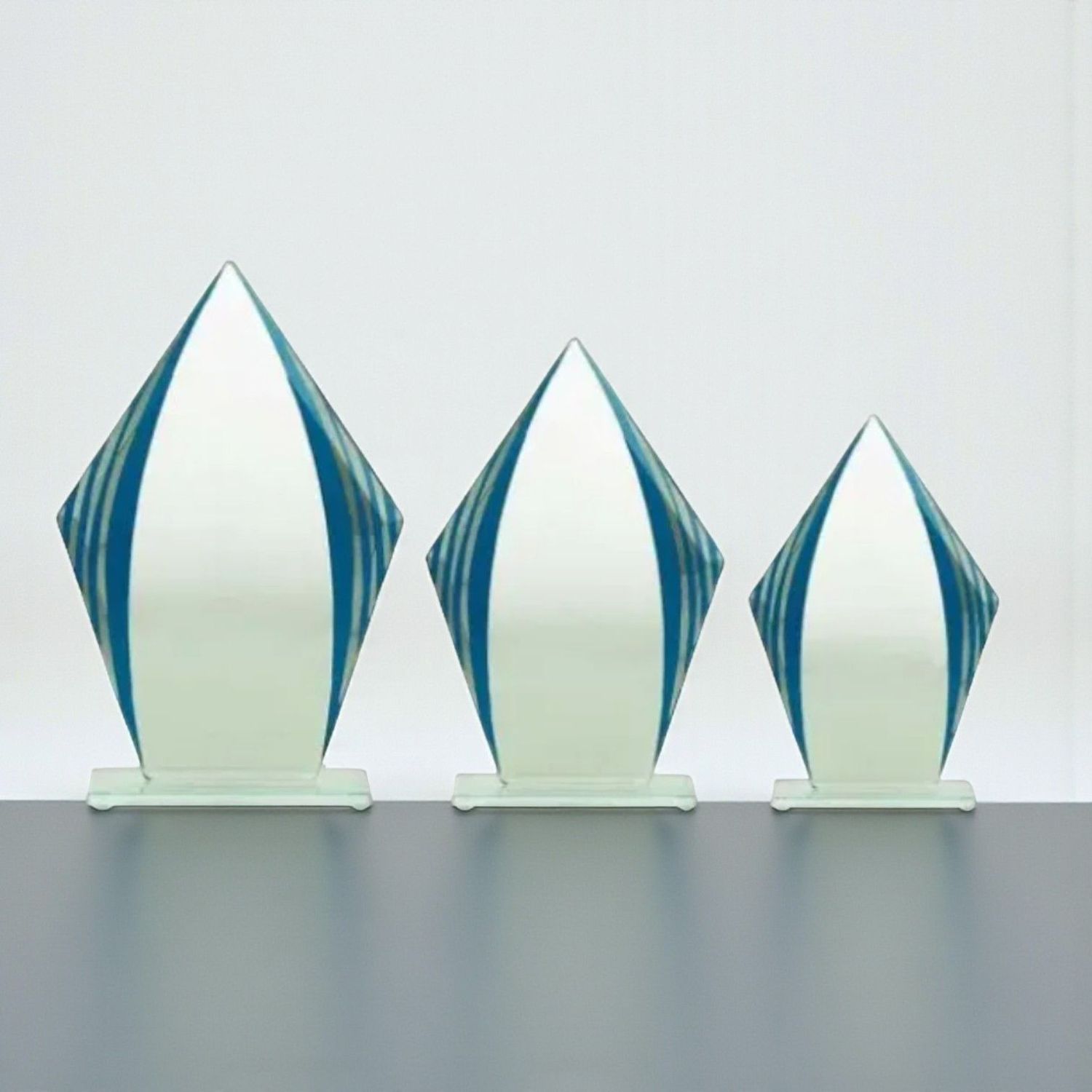 Glastrophäe „Johanna“ ab € 6,50 Glastrophäe Johanna als 3er Serie aus klarem Glas mit blauen Glaselementen