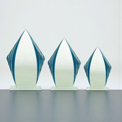 Glastrophäe „Johanna“ ab € 6,50 Glastrophäe Johanna als 3er Serie aus klarem Glas mit blauen Glaselementen