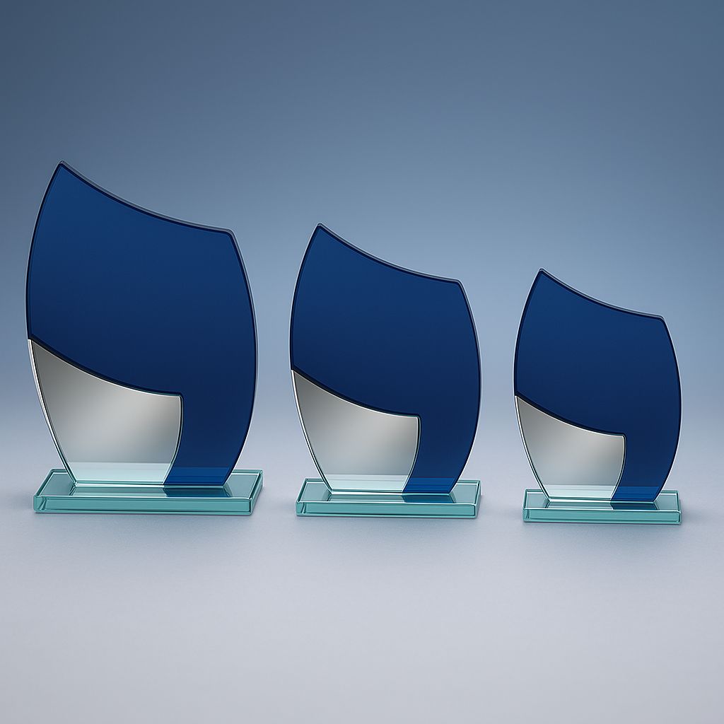 Glastrophäe „Myriam“ ab € 9,00 Glastrophäe Myriam als 3er Serie aus klarem Glas mit dunkelblauen Glaselementen