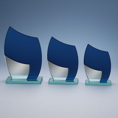 Glastrophäe Myriam als 3er Serie aus klarem Glas mit dunkelblauen Glaselementen