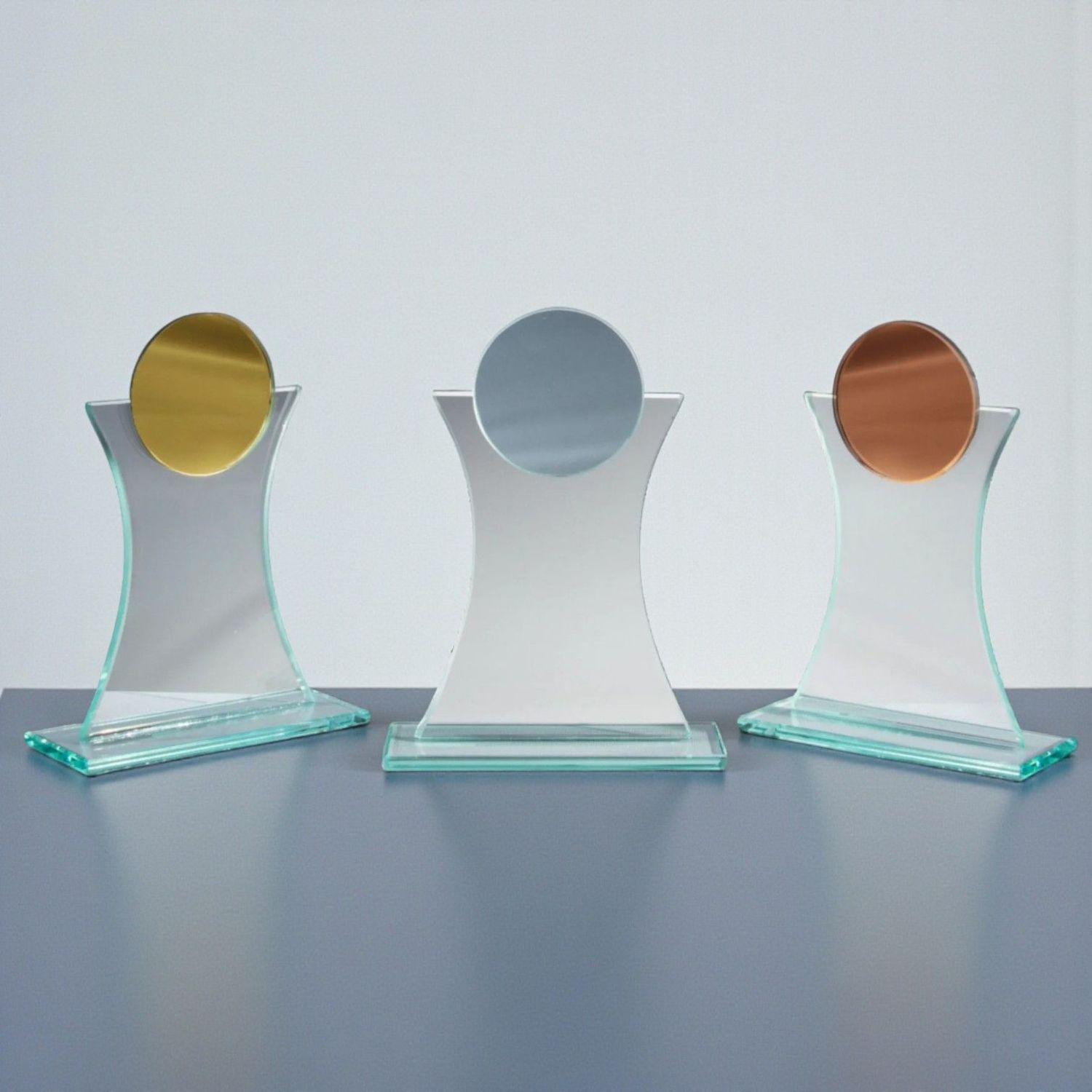 Glastrophäe Mirror Glass als 3er Serie aus Spiegelglas in Gold, Silber und Bronze